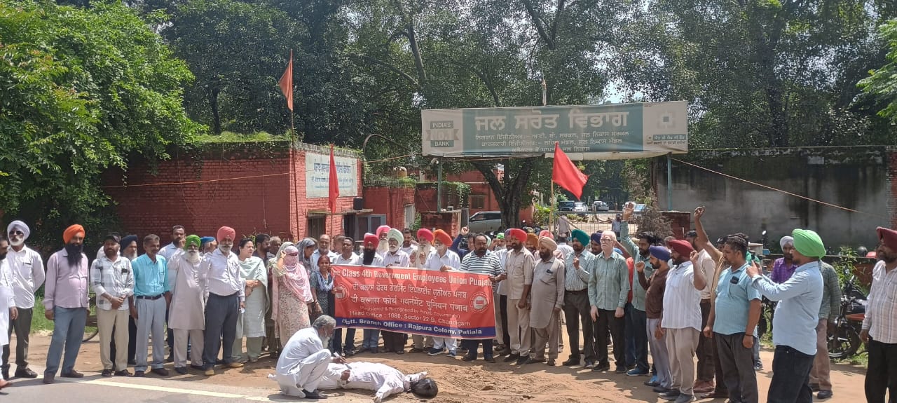 Grade Employees cremated the mortal remains of the Water Resources Minister and Principal Secretary at the canal offices in Punjab-Darshan Lubana, Ranjit Ranwa.